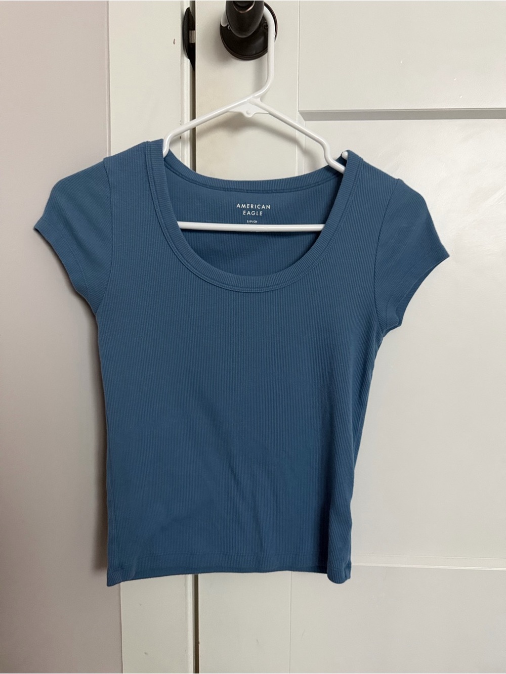 American Eagle Outfitters Women’s Blue Ribbed Scoop Neck Crop Tee